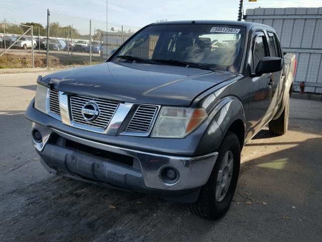 1N6AD07U45C435365 - 2005 NISSAN FRONTIER C GRAY photo 2