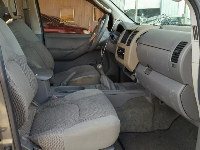 1N6AD07U45C435365 - 2005 NISSAN FRONTIER C GRAY photo 5