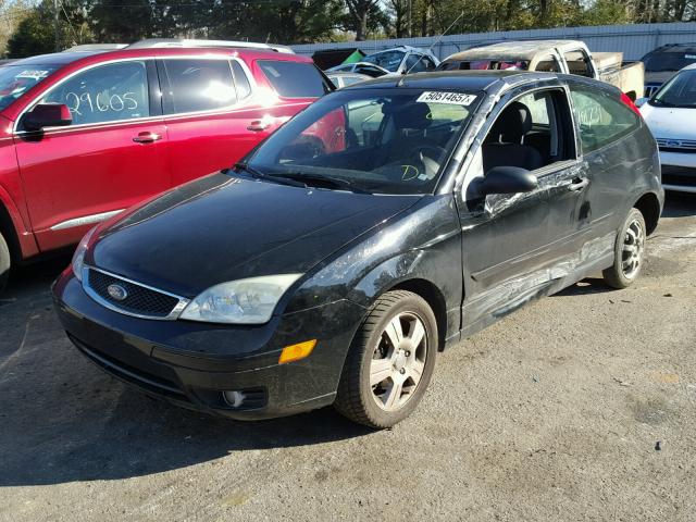 1FAFP31N66W143838 - 2006 FORD FOCUS ZX3 BLACK photo 2