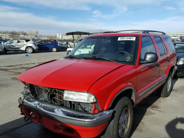 1GNDT13W8W2161215 - 1998 CHEVROLET BLAZER RED photo 2