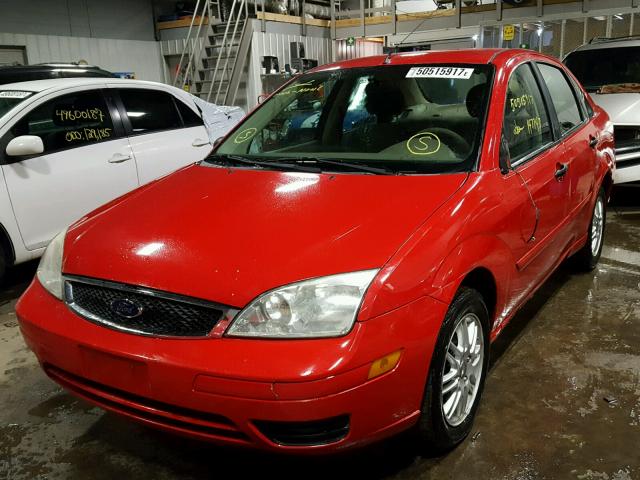 1FAFP34N75W238483 - 2005 FORD FOCUS ZX4 RED photo 2