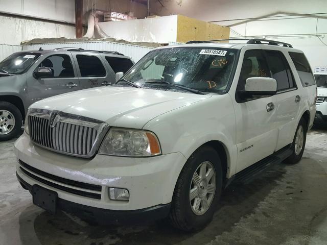 5LMFU28525LJ20729 - 2005 LINCOLN NAVIGATOR WHITE photo 2