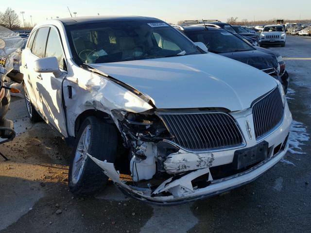 2LMHJ5AT2EBL57613 - 2014 LINCOLN MKT WHITE photo 1