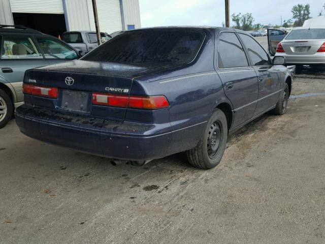 4T1BG22K4WU256105 - 1998 TOYOTA CAMRY CE BLUE photo 4