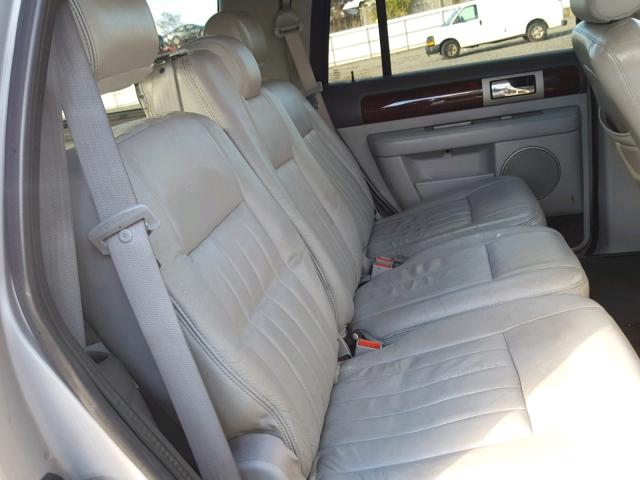 5LMFU28R44LJ20247 - 2004 LINCOLN NAVIGATOR 银色 照片 6