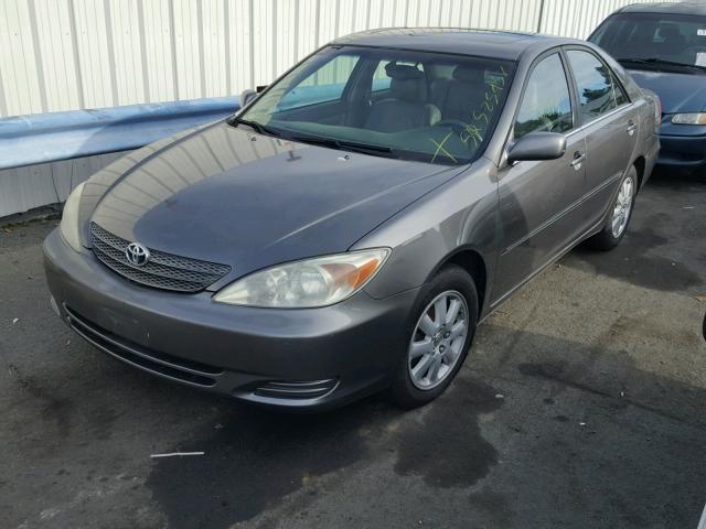 JTDBF30K220009375 - 2002 TOYOTA CAMRY LE ნაცრისფერი ფოტო 2
