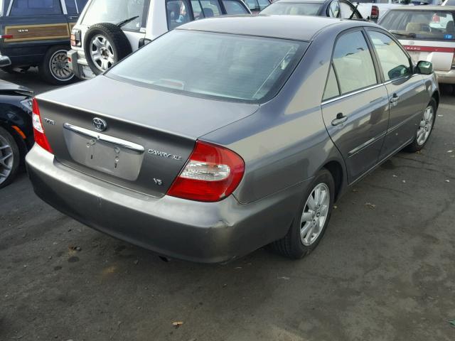 JTDBF30K220009375 - 2002 TOYOTA CAMRY LE ნაცრისფერი ფოტო 4