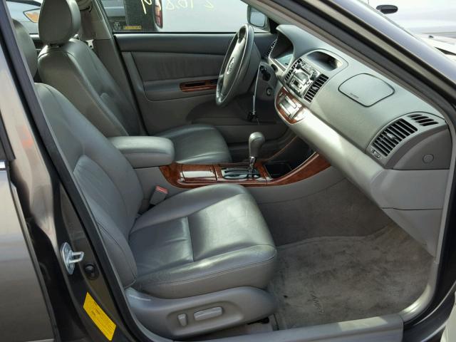 JTDBF30K220009375 - 2002 TOYOTA CAMRY LE ნაცრისფერი ფოტო 5