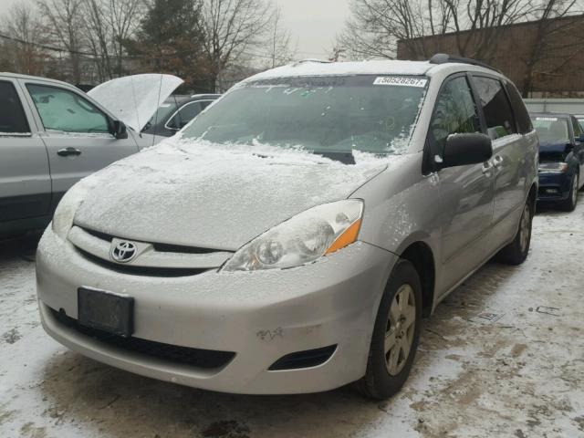 5TDZA23C76S573828 - 2006 TOYOTA SIENNA CE SILVER photo 2