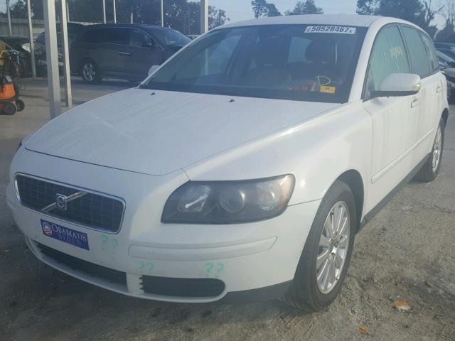 YV1MW382452098401 - 2005 VOLVO V50 2.4I WHITE photo 2