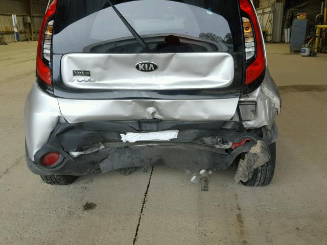 KNDJN2A22F7811154 - 2015 KIA SOUL SILVER photo 9