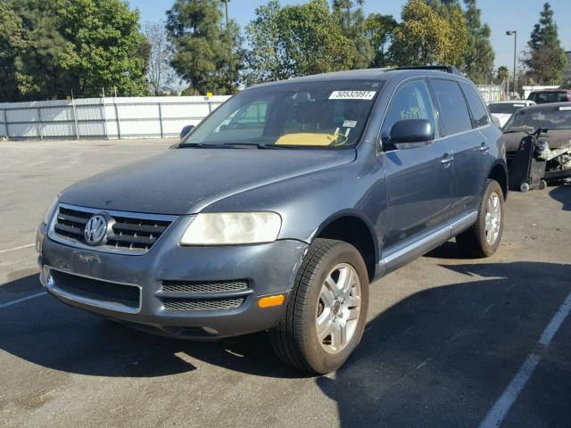 WVGCM67L24D003433 - 2004 VOLKSWAGEN TOUAREG 4. GRAY photo 2