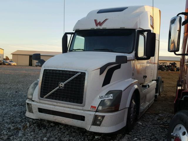 4V4NC9EH0DN570108 - 2013 VOLVO VN VNL WHITE photo 2