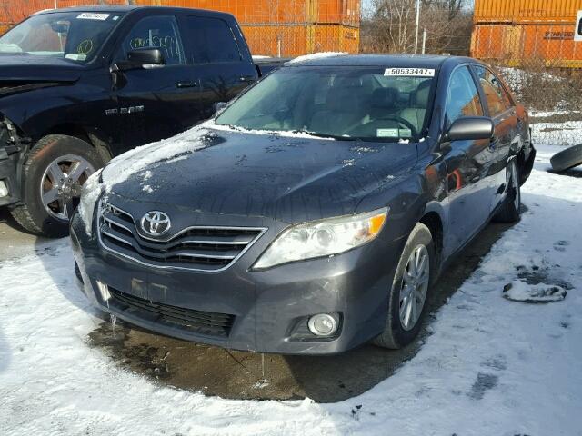 4T1BK3EK7AU103467 - 2010 TOYOTA CAMRY SE GRAY photo 2