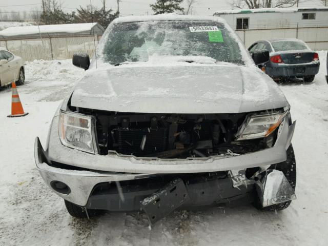 1N6AD07WX5C459087 - 2005 NISSAN FRONTIER C SILVER photo 9