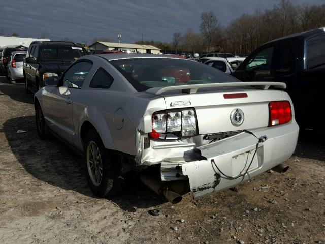 1ZVFT80NX55124134 - 2005 FORD MUSTANG SILVER photo 3