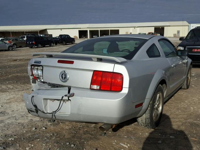 1ZVFT80NX55124134 - 2005 FORD MUSTANG SILVER photo 4