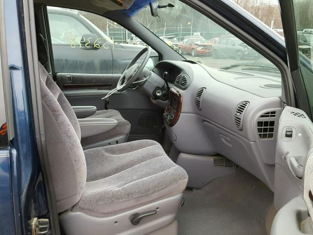 1C4GP44R4YB741603 - 2000 CHRYSLER TOWN & COU BLUE photo 5