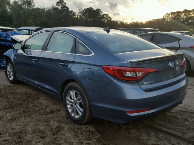 5NPE24AF7HH472012 - 2017 HYUNDAI SONATA SE BLUE photo 3