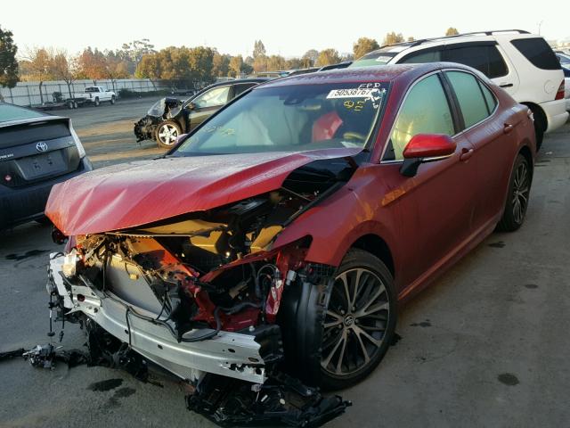 4T1B11HKXJU528734 - 2018 TOYOTA CAMRY L RED photo 2