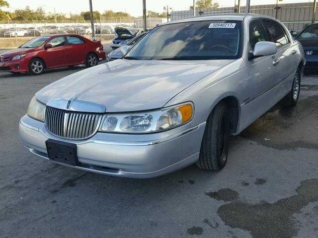 1LNHM83W2YY823723 - 2000 LINCOLN TOWN CAR C GRAY photo 2