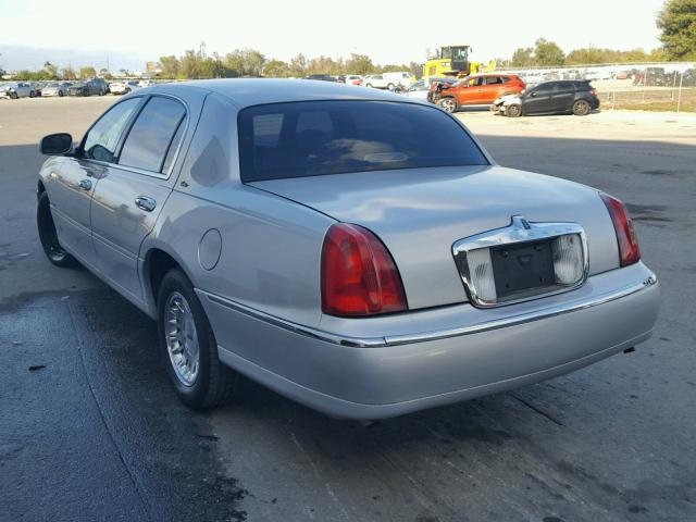 1LNHM83W2YY823723 - 2000 LINCOLN TOWN CAR C GRAY photo 3