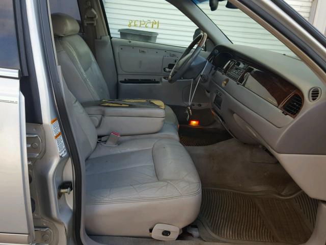 1LNHM83W2YY823723 - 2000 LINCOLN TOWN CAR C GRAY photo 5