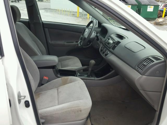 4T1BE32K64U323554 - 2004 TOYOTA CAMRY LE თეთრი ფოტო 5