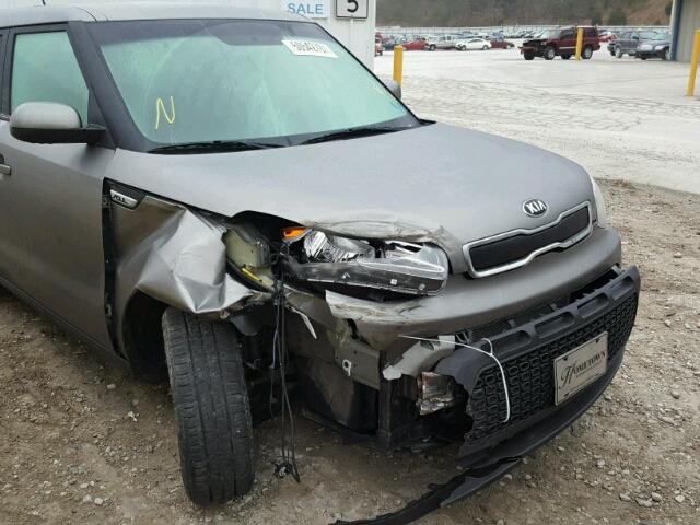 KNDJN2A23G7383953 - 2016 KIA SOUL GRAY photo 9