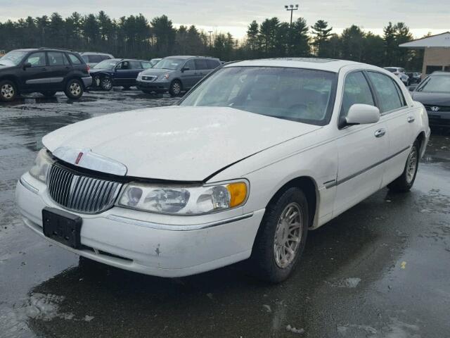 1LNFM82W5WY615955 - 1998 LINCOLN TOWN CAR S WHITE photo 2