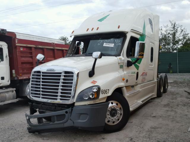 3AKJGLD5XGSHT0563 - 2016 FREIGHTLINER CASCADIA 1 WHITE photo 2