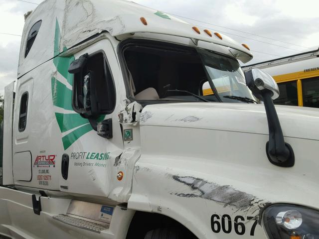 3AKJGLD5XGSHT0563 - 2016 FREIGHTLINER CASCADIA 1 WHITE photo 9