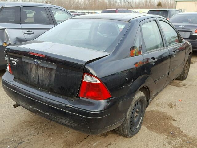 1FAFP34N57W174253 - 2007 FORD FOCUS ZX4 BLACK photo 4