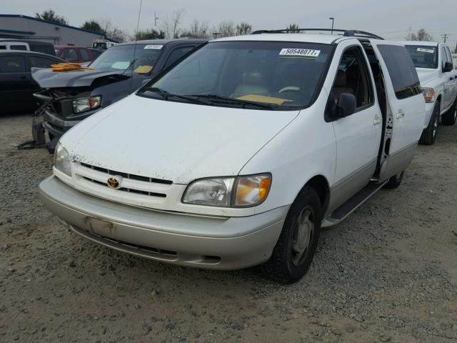 4T3ZF13C8YU312088 - 2000 TOYOTA SIENNA LE WHITE photo 2