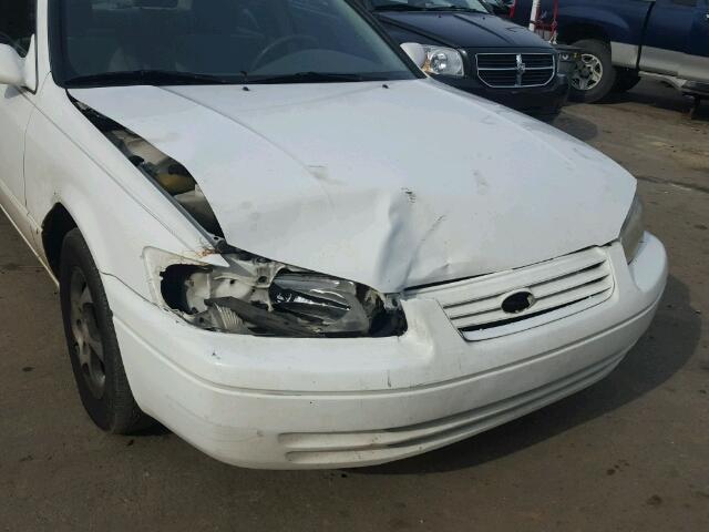 JT2BG22K0X0276146 - 1999 TOYOTA CAMRY LE WHITE photo 9