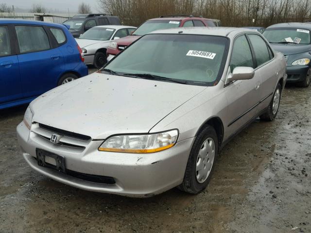 1HGCG554XWA120085 - 1998 HONDA ACCORD LX SILVER photo 2