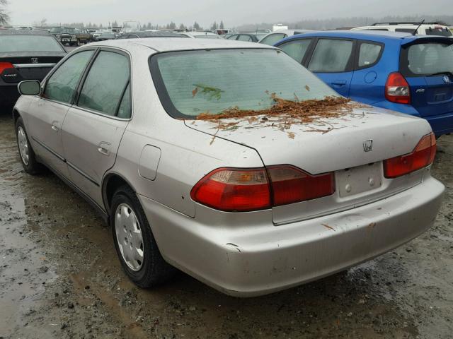 1HGCG554XWA120085 - 1998 HONDA ACCORD LX SILVER photo 3