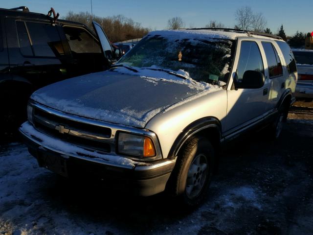 1GNDT13W6T2209726 - 1996 CHEVROLET BLAZER GRAY photo 2