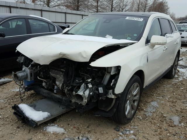 2LMHJ5AT1DBL53258 - 2013 LINCOLN MKT WHITE photo 2