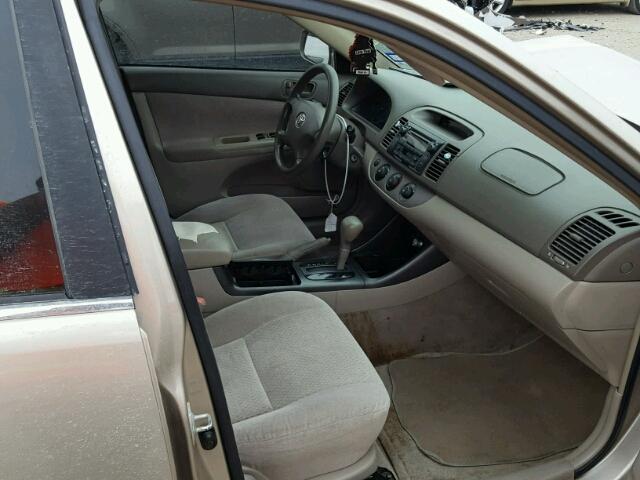 JTDBE32K120030279 - 2002 TOYOTA CAMRY LE ბეჟი ფოტო 5
