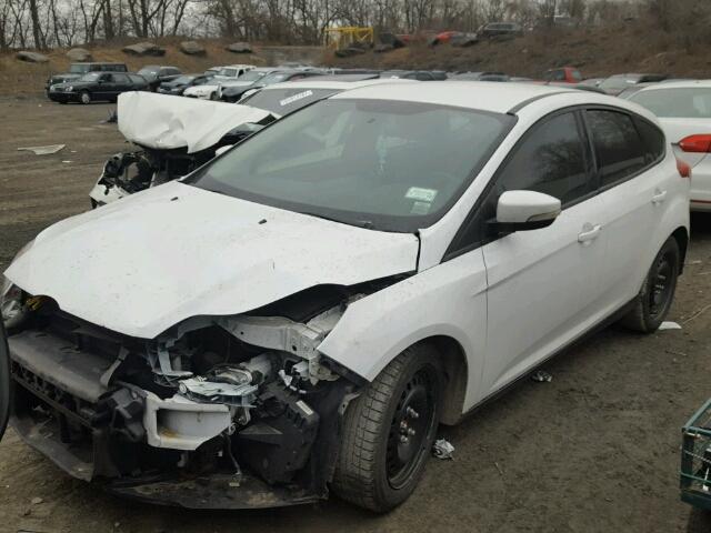 1FAHP3K29CL246861 - 2012 FORD FOCUS SE WHITE photo 2