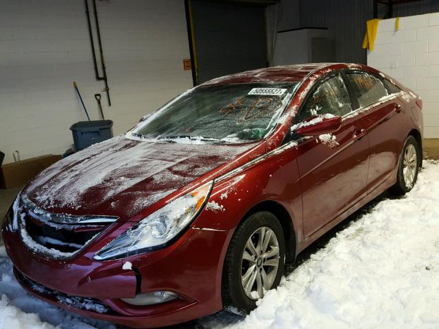 5NPEB4AC0DH560688 - 2013 HYUNDAI SONATA GLS RED photo 2