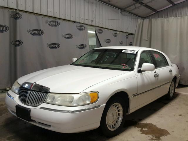 1LNHM81W52Y623042 - 2002 LINCOLN TOWN CAR E WHITE photo 2