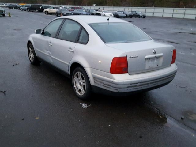 WVWPD23B3YP366341 - 2000 VOLKSWAGEN PASSAT GLX SILVER photo 3