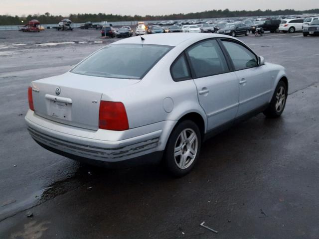 WVWPD23B3YP366341 - 2000 VOLKSWAGEN PASSAT GLX SILVER photo 4