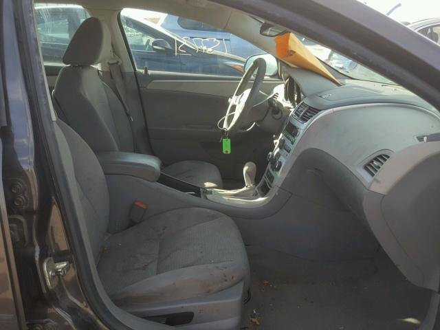 1G1ZA5E09AF226121 - 2010 CHEVROLET MALIBU LS ნაცრისფერი ფოტო 5