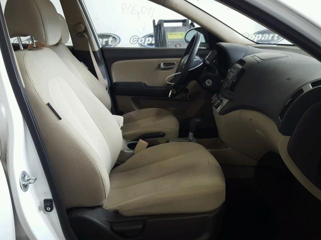 KMHDU46D09U726711 - 2009 HYUNDAI ELANTRA GL WHITE photo 5