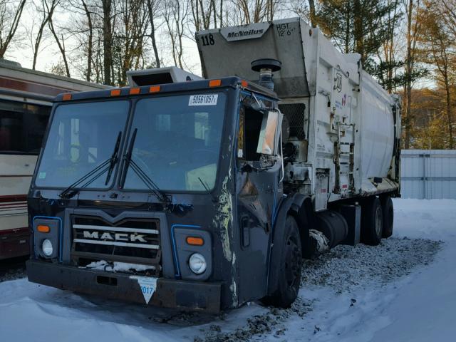 1M2AU02CXAM004627 - 2010 MACK 600 LEU600 BLACK photo 2