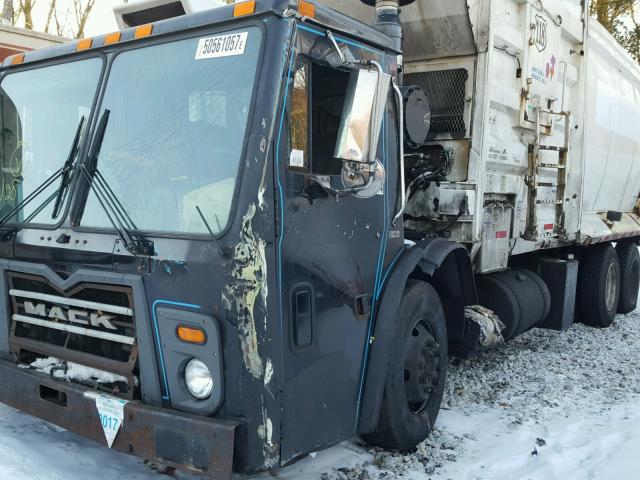 1M2AU02CXAM004627 - 2010 MACK 600 LEU600 BLACK photo 9