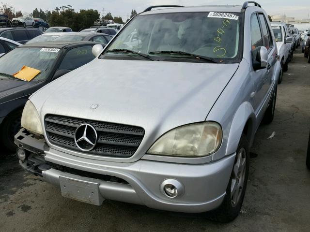 4JGAB54E31A245495 - 2001 MERCEDES-BENZ ML 320 SILVER photo 2